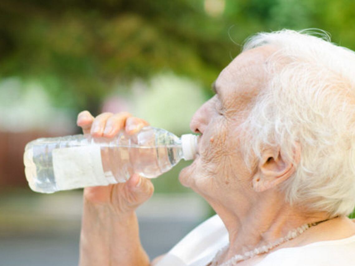 Вода в легкие у пожилых. Вода в пожилом возрасте. Питье и пожилой человек. Питье у пожилых. Пожилые люди в жару.